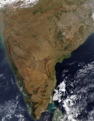 Satellitenansicht über der indischen Halbinsel. Sri Lanka ist unten rechts unter den Wolken sichtbar. Wissenschaft Geologie Ozeanographie